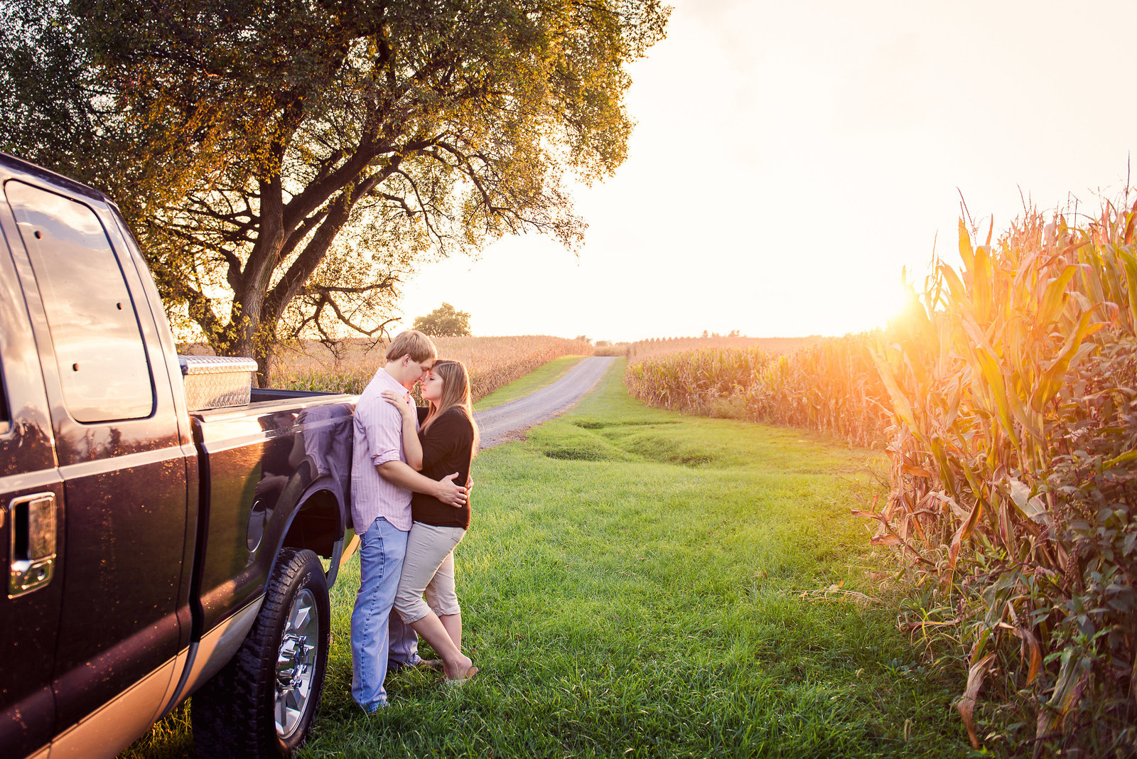 Gorgeous golden hour wedding and engagement pictures mary sarah photography maryland wedding photographer